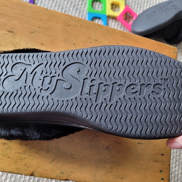 My Pillow Black Slippers Size 9 - Picture 3 of 5
